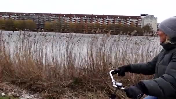 Copenhague Dinamarca Una Mujer Bicicleta Largo Del Carril Bici Svineryggen — Vídeos de Stock