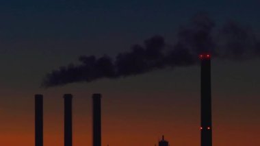 Kopenhag, Danimarka, duman ya da buhar gece Sydhavn 'daki bir enerji santralinden yayılır..