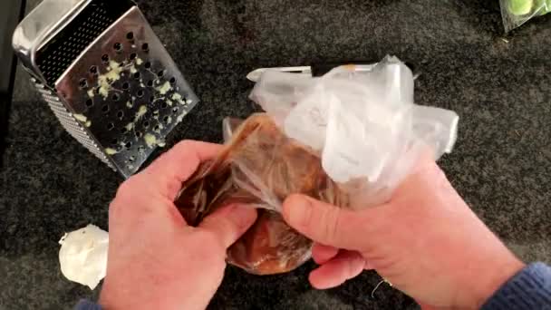 Κρέας Από Μαρινάδες Πλαστική Σακούλα Σκόρδο Σόγια Τζίντζερ Και Λάδι — Αρχείο Βίντεο