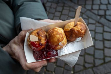 Kopenhag, Danimarka Bir porsiyon AeBleskivor, reçelli ve pudra şekerli kızarmış elmalı gözleme.