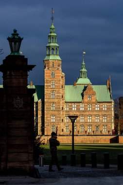 Kopenhag, Danimarka Rosenborg Kalesi 'nin dışında kış güneşinde bir askeri muhafız..