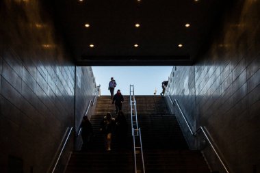 Kopenhag, Danimarka, Frederiksberg bölgesindeki metro istasyonuna doğru yürüyen insanlar..