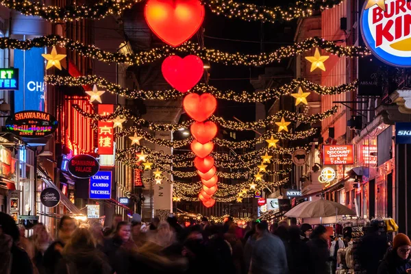 Koppenhága Dánia Pedestrians Karácsonyi Vásárlás Stroget Éjjel — Stock Fotó