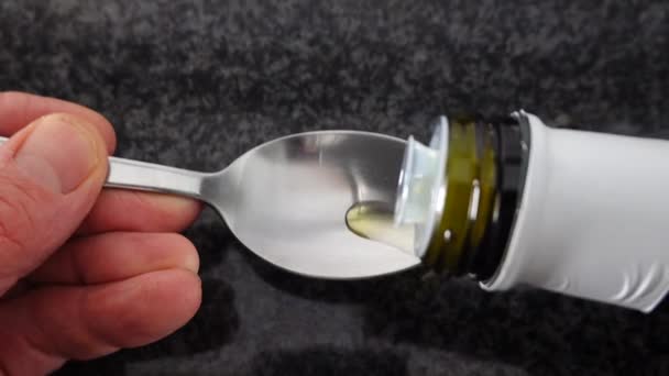 Olivenöl Wird Einen Löffel Gegossen — Stockvideo