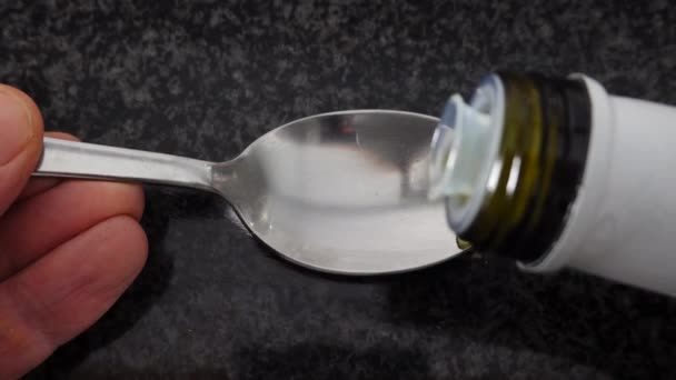 Оливковое Масло Наливают Ложку — стоковое видео