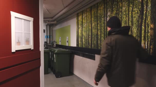 Stockholm Sveç Bir Apartman Sakini Bir Çöp Torbasıyla Bir Çöp — Stok video