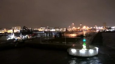 Helsingborg, İsveç Bir araba ve yolcu feribotu Helsingborg, İsveç 'ten ayrılıp gece vakti Danimarka' nın başkenti Helsingor 'a gidiyor.. 