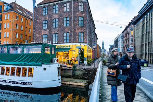 Copenhagen Denmark Senior Couple Walk Canal Christianshavn — Foto Stock