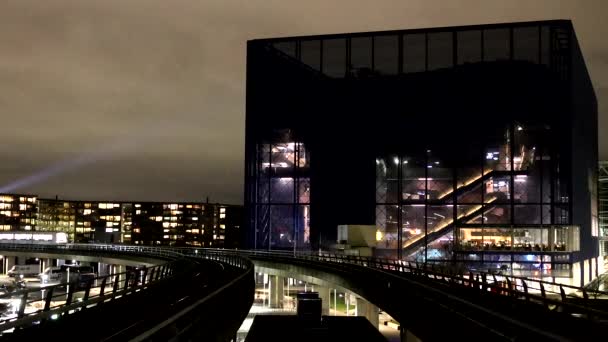 Kööpenhamina Tanska Metrojuna Radalla Byenin Metroasemalla Yöllä — kuvapankkivideo