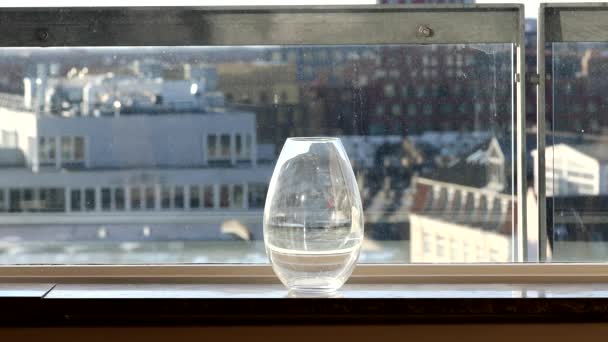デンマークのコペンハーゲン窓ガラスの瓶にはデンマーク国旗が2つ飾られています — ストック動画