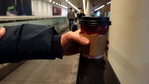 Copenhagen Denmark Person Holds Take Away Coffee Moving Sidewalk Terminal — Stockvideo