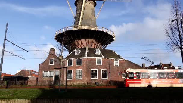Delft Nederland Een Tram Rijdt Langs Een Oude Molen Het — Stockvideo