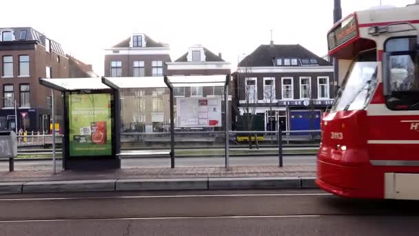 オランダのデルフトダウンタウンにあるトラム停留所を通過します — ストック動画