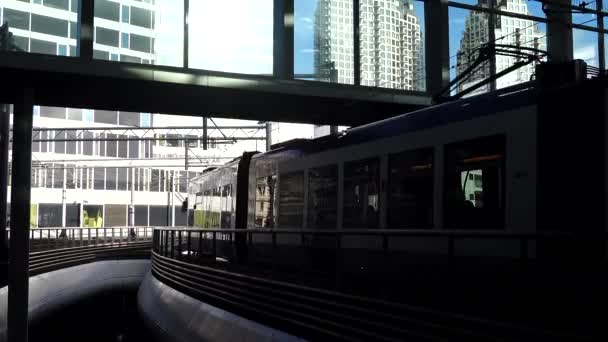Den Haag Niederlande Eine Stadtbahn Fährt Durch Die Stadt — Stockvideo