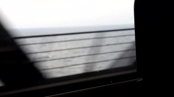 デンマークのコペンハーゲンデンマークとスウェーデンの間のオレンジ色の橋を渡る列車からの眺め — ストック動画