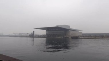 Kopenhag, Danimarka Bulutlu bir günde Opera Binası manzarası