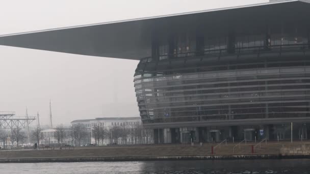 Kopenhagen Denemarken Uitzicht Het Opera House Een Bewolkte Mistige Dag — Stockvideo