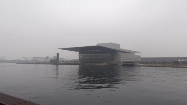 Kopenhagen Denemarken Uitzicht Het Opera House Een Bewolkte Mistige Dag — Stockvideo