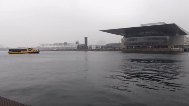 Copenhague Dinamarca Autobús Portuario Acerca Ópera Día Nublado Brumoso — Vídeos de Stock