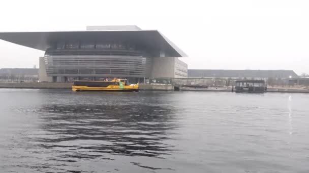Koppenhága Dánia Egy Kikötői Busz Közeledik Operaházhoz Egy Ködös Felhős — Stock videók