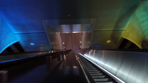Washington Dulles Havaalanı Metro Istasyonundaki Platforma Yürüyen Merdiven — Stok video