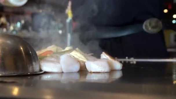 Een Chef Kok Bereidt Japanse Gerechten Een Hibachi Teppanyaki Grill — Stockvideo