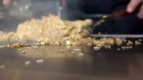 一名厨师在平八和铁板烧架上准备日本料理 — 图库视频影像