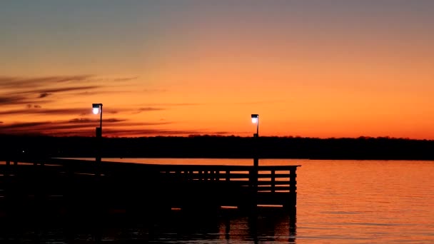 アメリカ メリーランド州のソロモン パタクセント川の桟橋の上の夕日 — ストック動画