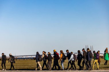 Dragor, Danimarkalı yayalar parktaki Öresund Köprüsü 'nden İsveç' e yürüyorlar..