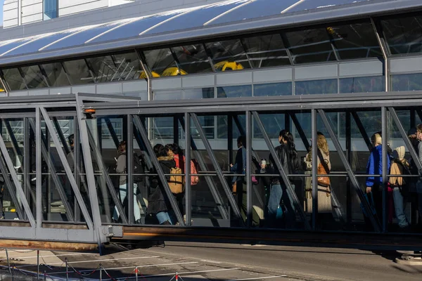 丹麦哥本哈根 卡斯特鲁普机场 在过道上排队等候登机的人 — 图库照片