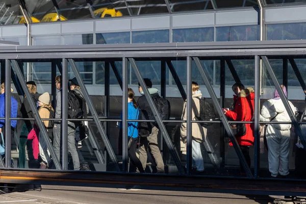 Copenhague Dinamarca Pessoas Corredor Esperando Fila Para Embarcar Avião Aeroporto — Fotografia de Stock