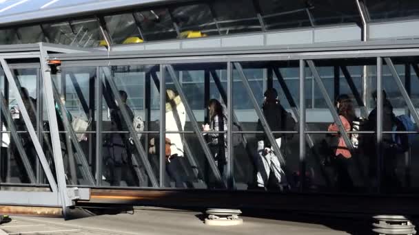 Kopenhaga Dania Ludzie Przejściu Czekają Kolejce Samolotu Lotnisku Kastrup — Wideo stockowe