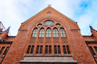 Stockholm, İsveç Ostermalm 'daki Trefaldighetskyrkan Metodist Kilisesi' nin tuğla cephesi.
