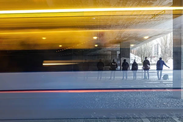 Stockholm Schweden Menschen Warten Frühen Morgen Unter Einer Brücke Liljeholmen — Stockfoto
