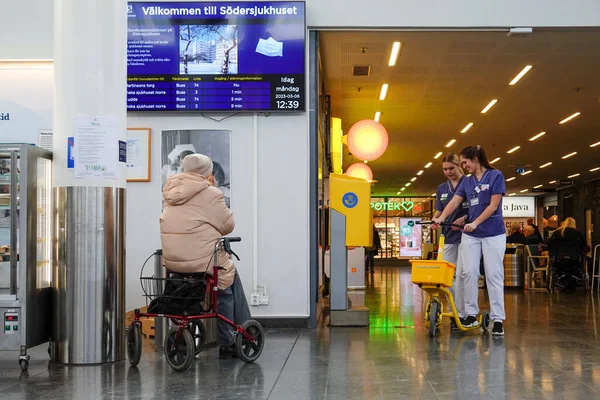 Sztokholm Szwecja Starsza Kobieta Wózkiem Siedzi Przy Wejściu Sodersjukhuset Lub — Zdjęcie stockowe