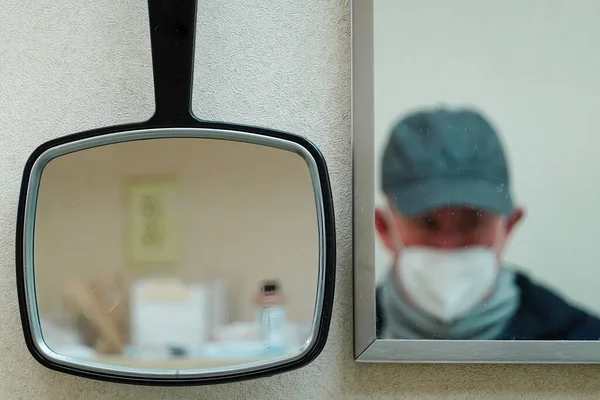 Solomons Maryland Usa Man Sitter Läkarmottagning Och Reflekterar Spegeln — Stockfoto