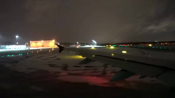 Stockholm Suède Avion Circulant Sur Piste Enneigée Avant Décollage Nuit — Video