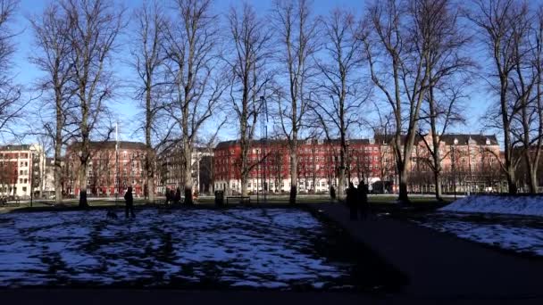 Копенгаген Дания Пешеходы Велосипедисты Наслаждаются Парком Районе Норребро Весной После — стоковое видео