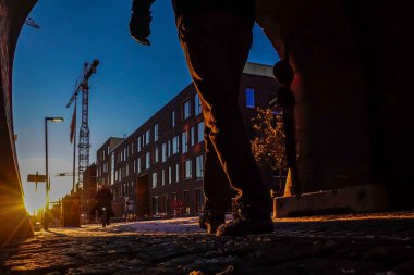 Kopenhag, Danimarka Şafak vakti eski Carlsberg Bira Fabrikası 'nda yürüyen insanlar.