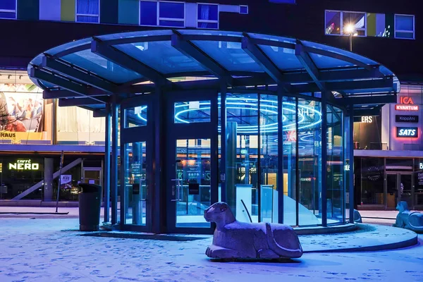 Stockholm Zweden Een Blauw Verlichte Trap Naar Het Winkelcentrum Liljeholmstorget — Stockfoto