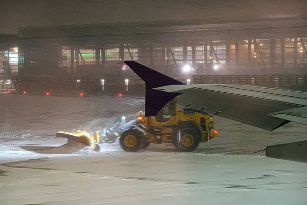 瑞典斯德哥尔摩阿朗达机场跑道上的一台雪犁 — 图库照片