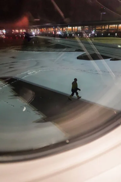 스웨덴 스톡홀름에서 기술자가 비행기 아르네나 활주로에서 눈보라가 때걷고 — 스톡 사진