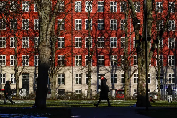 Copenhague Dinamarca Peatones Caminando Por Parque Distrito Norrebro — Foto de Stock