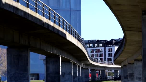 丹麦哥本哈根 一辆在Dr Byen区高架轨道上的无人驾驶地铁 — 图库视频影像