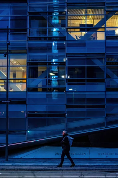 덴마크 코펜하겐에서 남자가 시내에 크리스 아래에 랜드마크와 현대식 건물을 지나고 — 스톡 사진