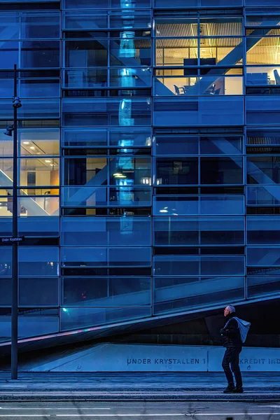 덴마크 코펜하겐에서 남자가 시내에 크리스 아래에 랜드마크와 현대식 건물을 지나고 — 스톡 사진