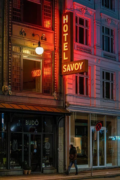 Знак Старого Неонового Отеля Savoy Вестербро Районе Вестербро Мужчина Идущий — стоковое фото