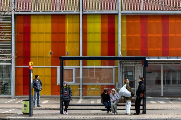 Kopenhag, Danimarka halkı modern Sydhavn bölgesinde bir otobüsün tepesinde bekliyor..