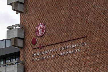 Kopenhag, Danimarka Kopenhag Üniversitesi için tuğla bina tabelası.