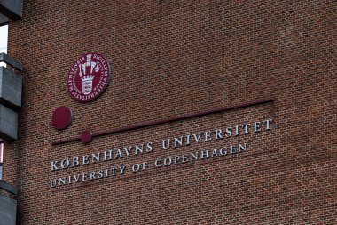 Kopenhag, Danimarka Kopenhag Üniversitesi için tuğla bina tabelası.